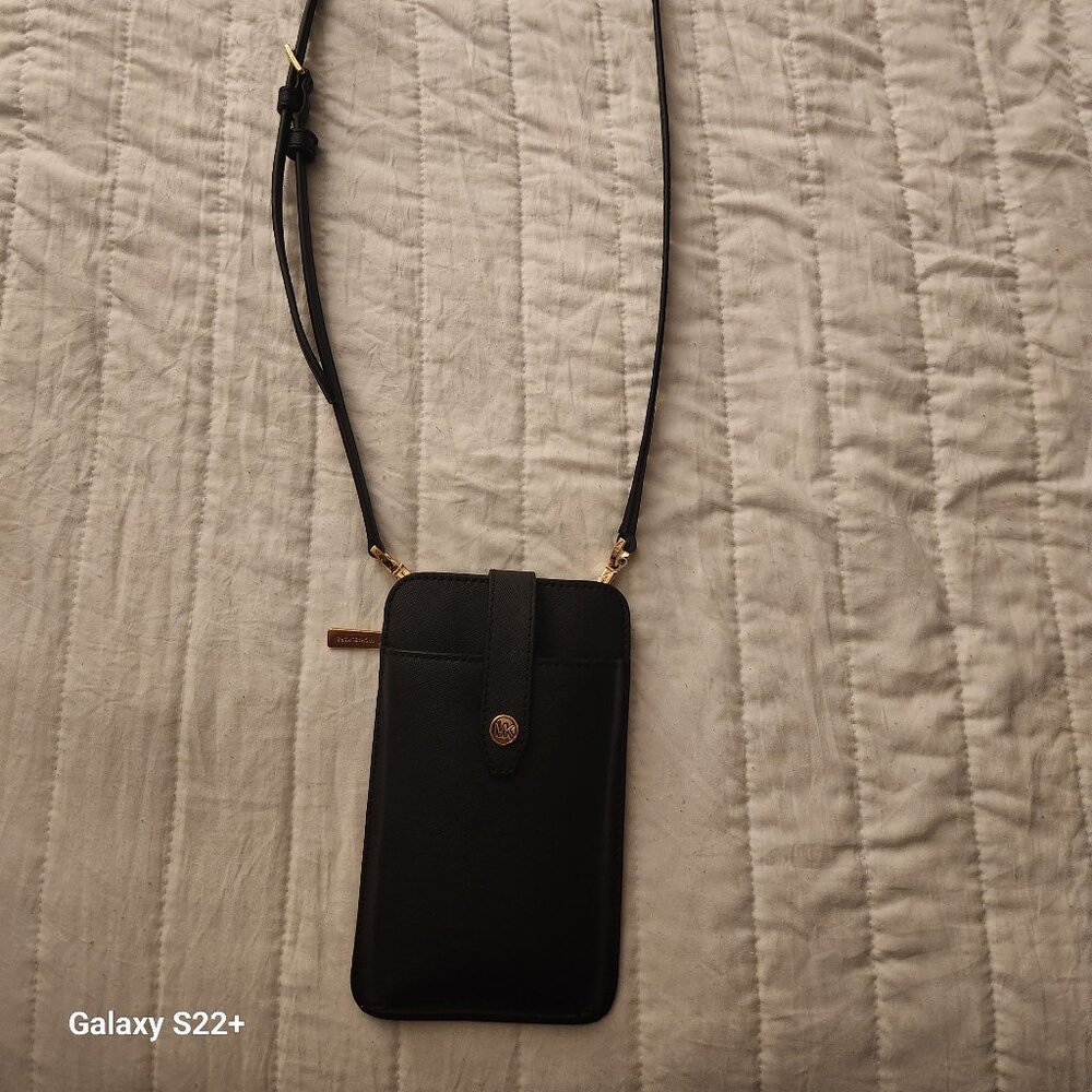 Michael kors phone crossbody
